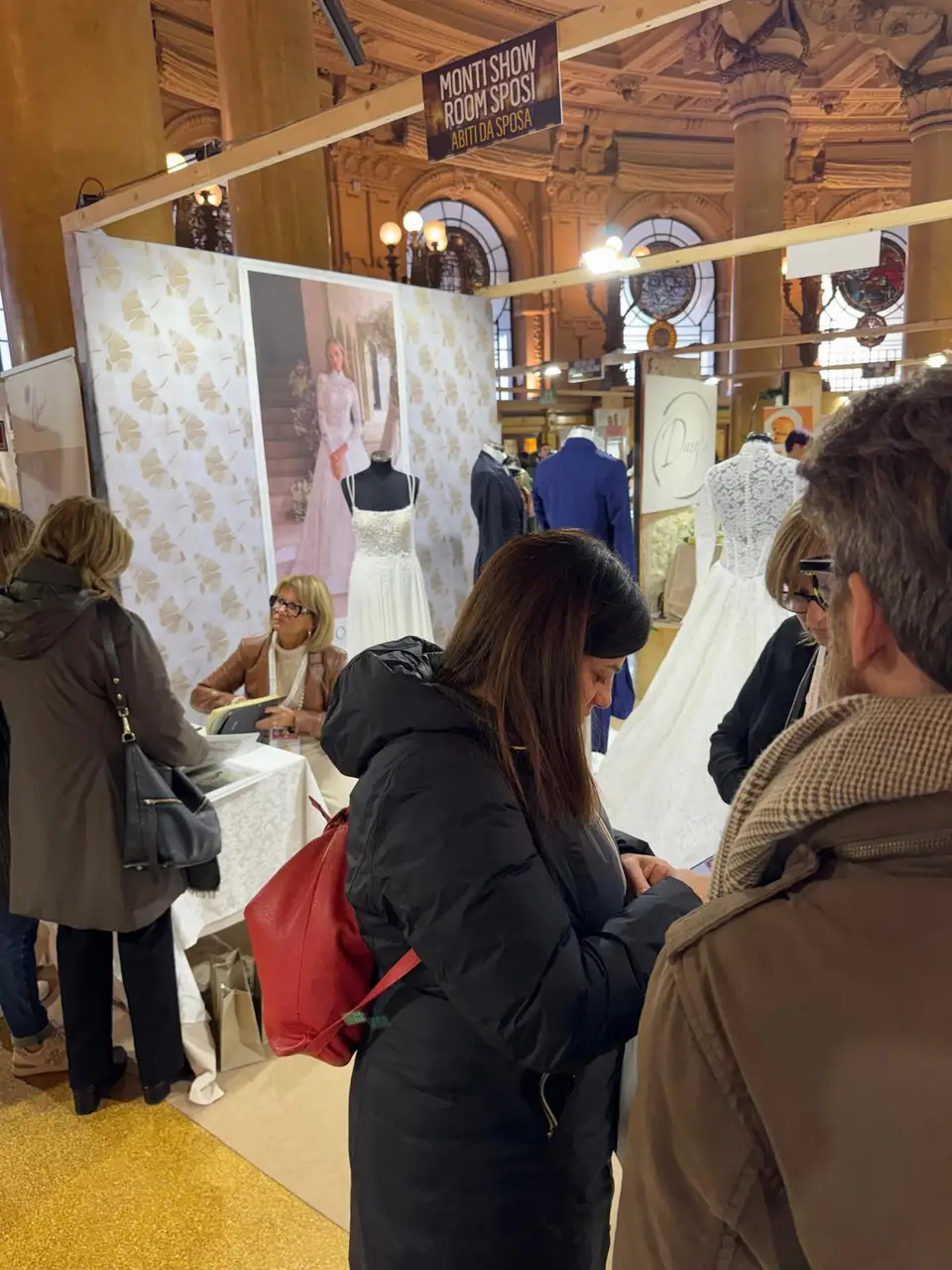 Visitatori tra gli stand di una fiera sposi del circuito Sposi Club