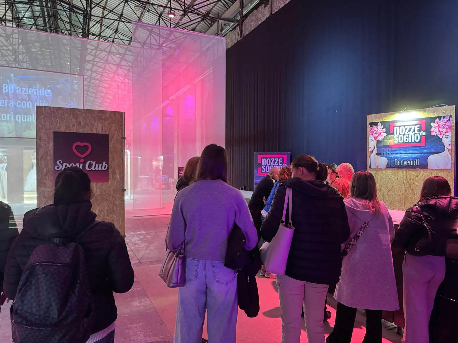 Ingresso di una fiera Sposi Club con visitatori